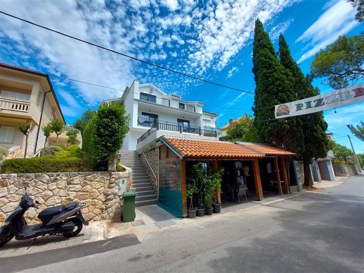 Apartment and Rooms Anne