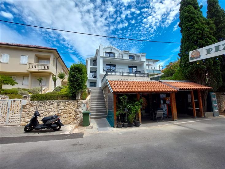 Apartment and Rooms Anne