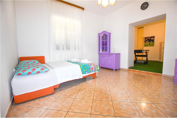 Hiša K1, na 12 osebe