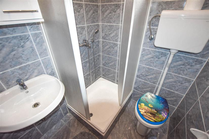 Hiša K1, na 12 osebe