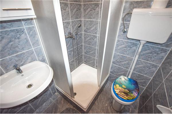 Hiša K1, na 12 osebe