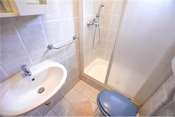 Hiša K1, na 12 osebe