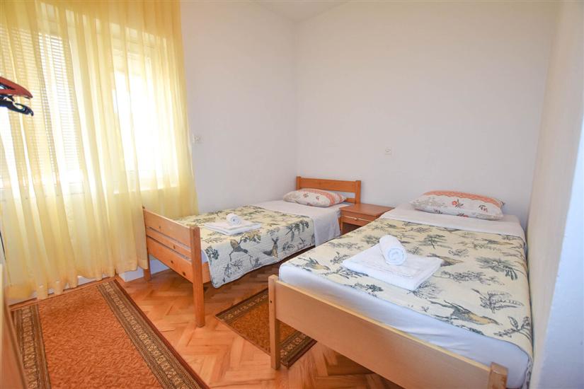 Hiša K1, na 12 osebe