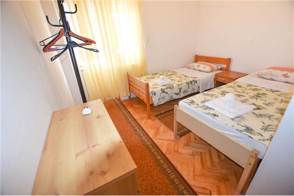 Hiša K1, na 12 osebe