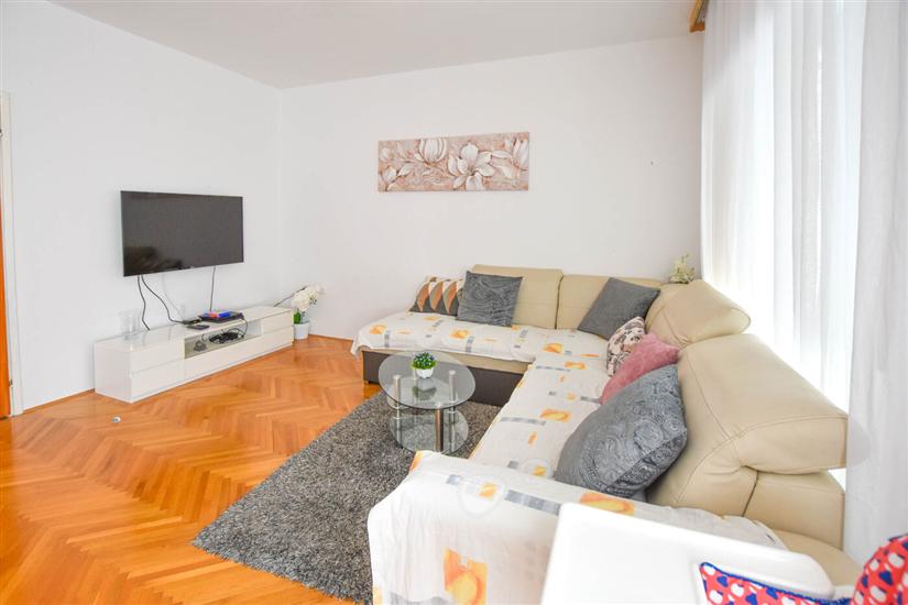 Hiša K1, na 12 osebe