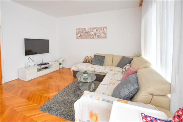 Hiša K1, na 12 osebe