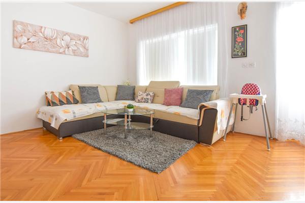 Hiša K1, na 12 osebe