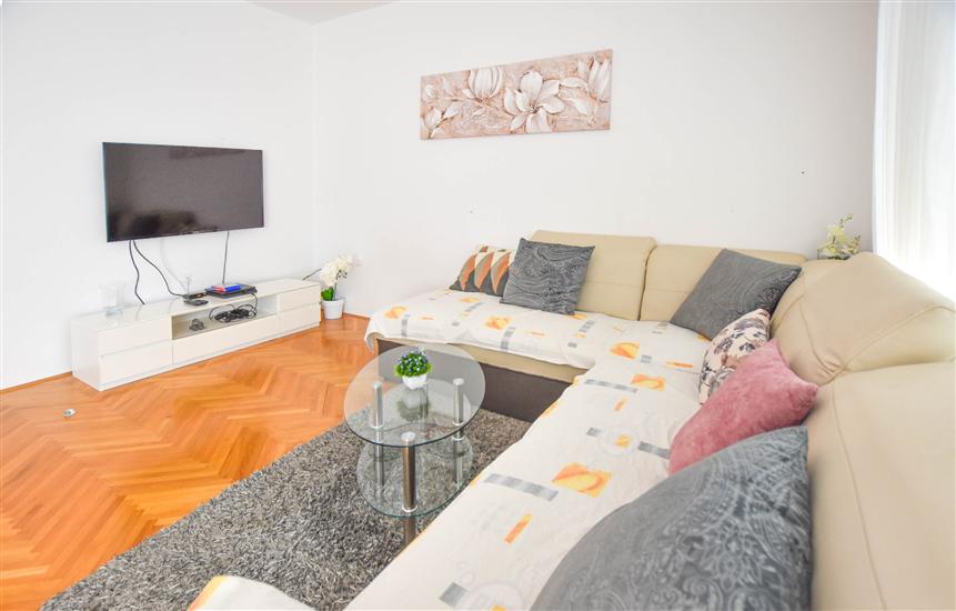 Hiša K1, na 12 osebe