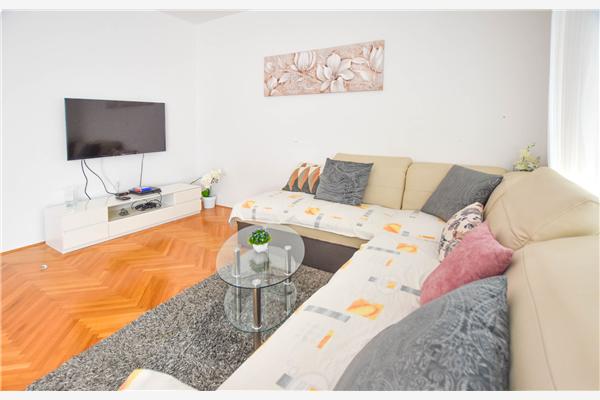 Hiša K1, na 12 osebe