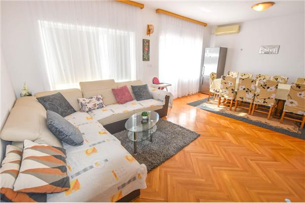 Hiša K1, na 12 osebe