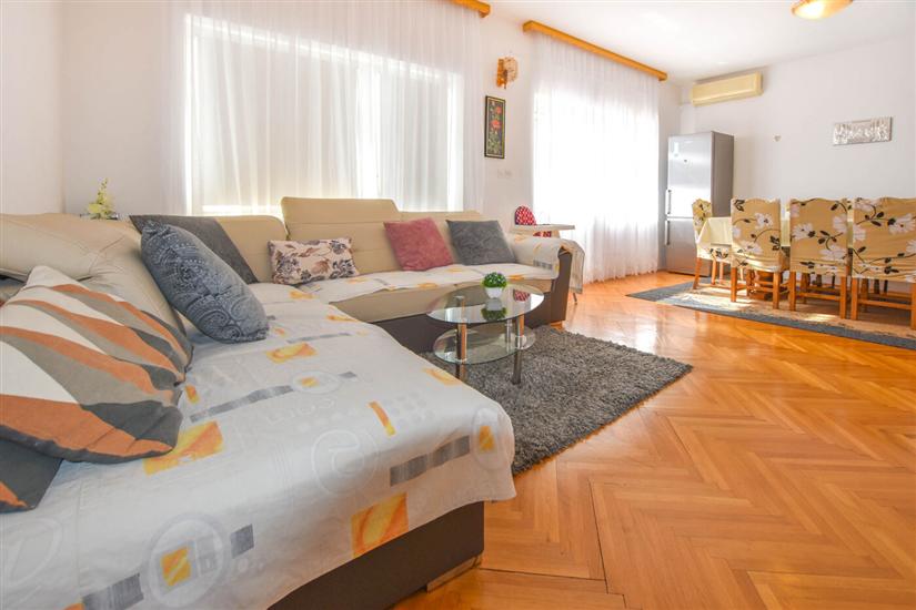 Hiša K1, na 12 osebe