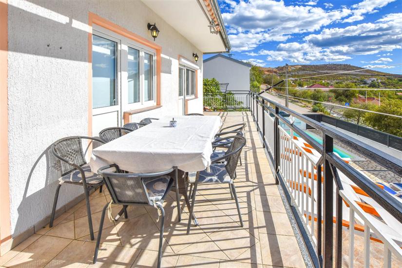 Hiša K1, na 12 osebe