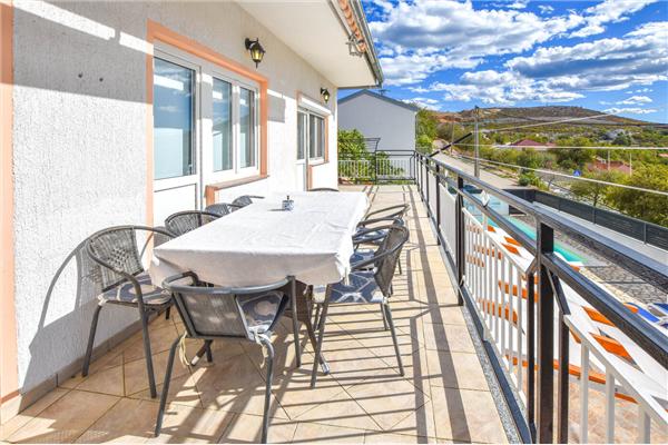 Hiša K1, na 12 osebe