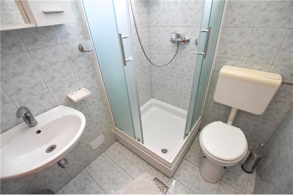 Hiša K1, na 12 osebe