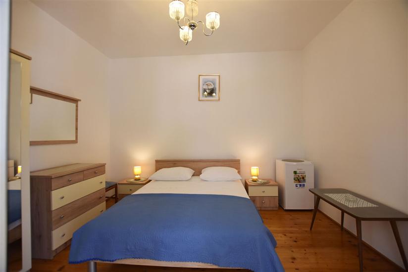 Room S1, for 2 persons