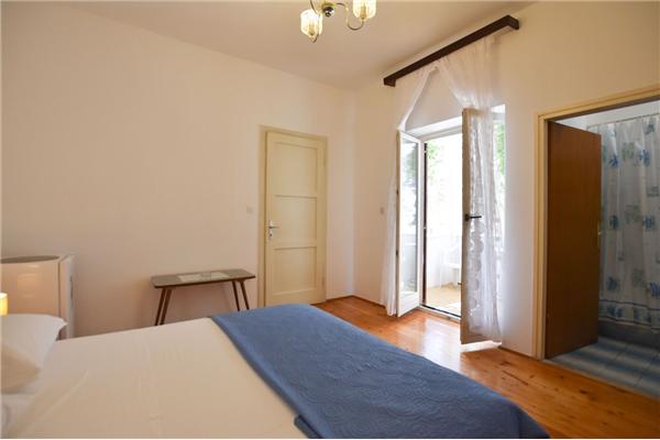 Room S1, for 2 persons