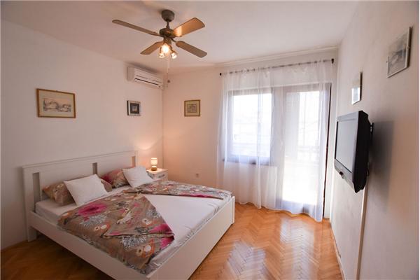 Room S1, for 4 persons