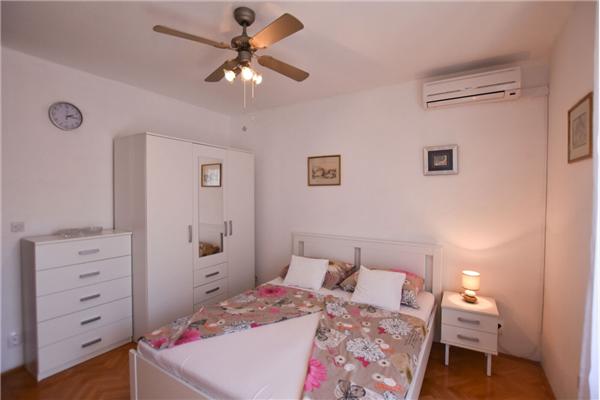 Room S1, for 4 persons