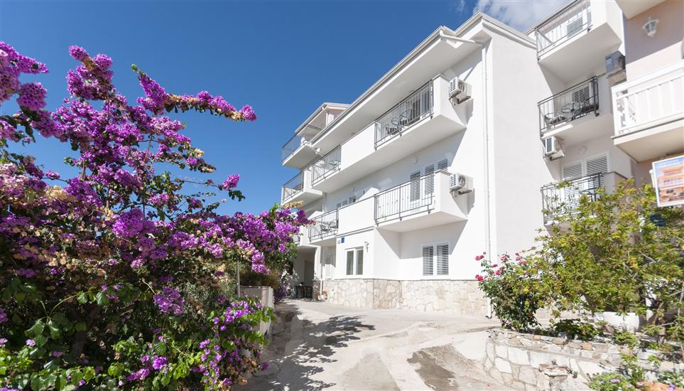 Apartments and Rooms Nikola