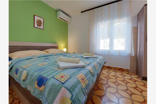 Room S1, for 2 persons