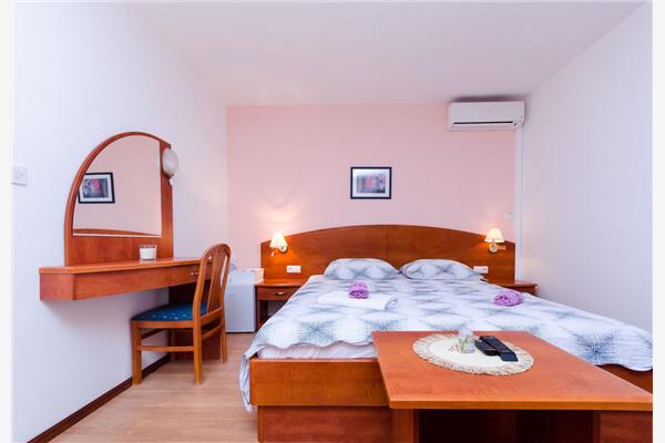 Room S5, for 3 persons