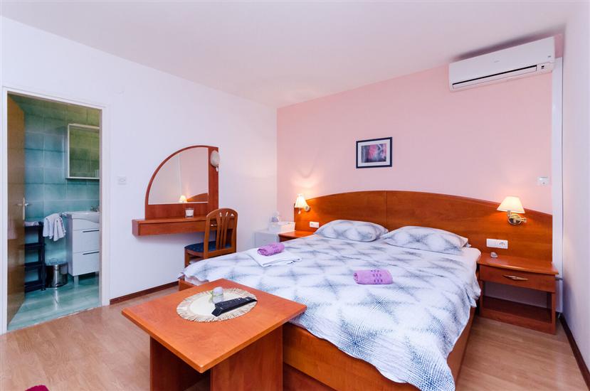 Room S5, for 3 persons