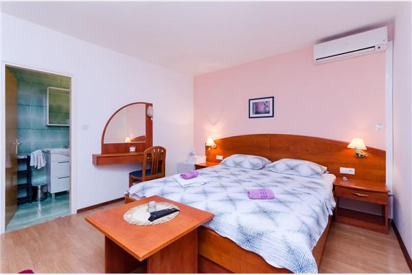 Room S5, for 3 persons