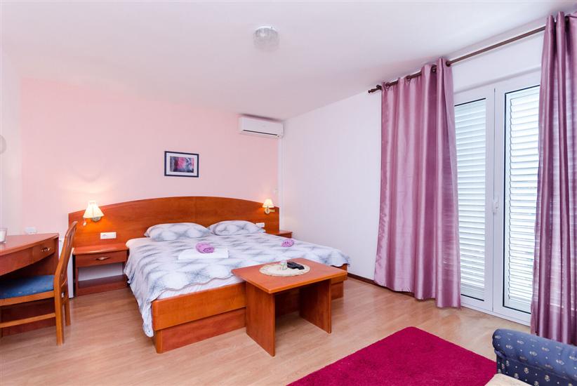 Room S5, for 3 persons