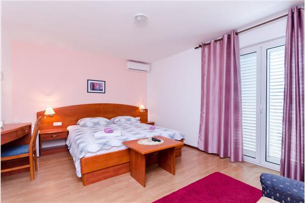 Room S5, for 3 persons