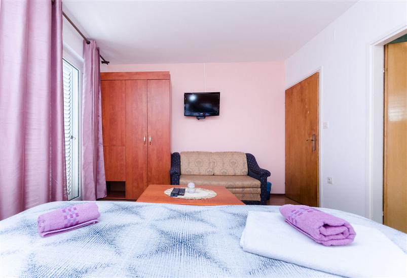 Room S5, for 3 persons