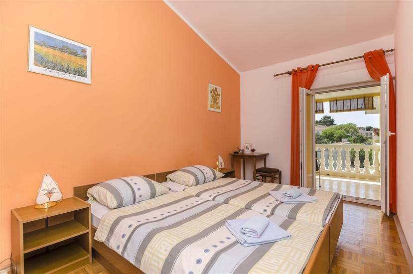 Room S1, for 2 persons