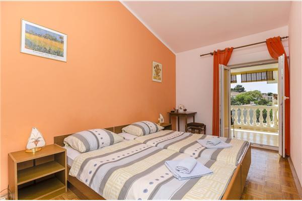 Room S1, for 2 persons