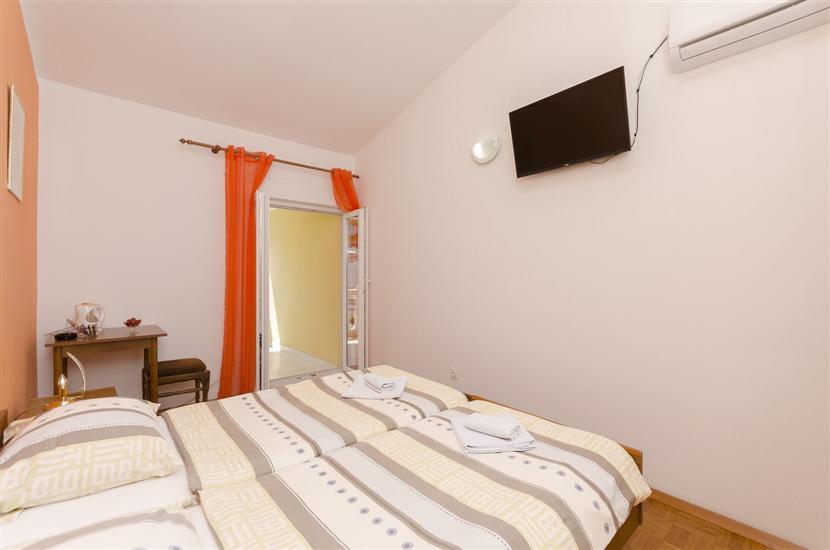 Room S1, for 2 persons