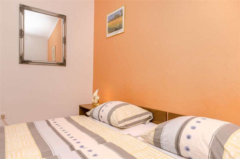 Room S1, for 2 persons