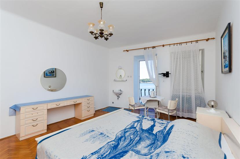 Room S1, for 2 persons