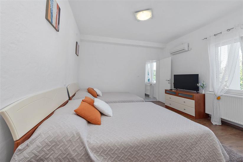 House K1, for 12 persons