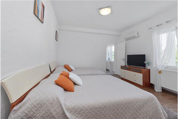 House K1, for 12 persons