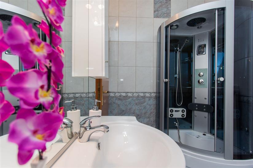 House K1, for 12 persons