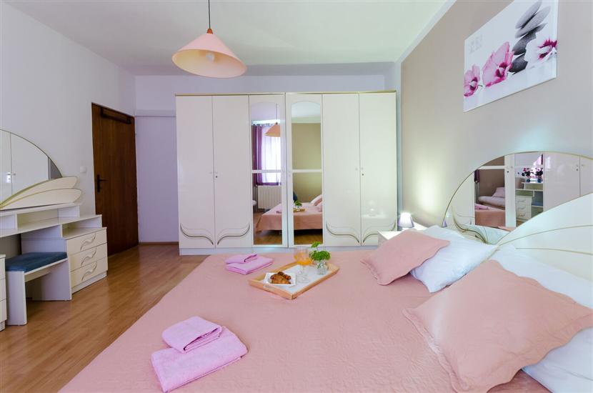 Apartment A2, for 6 persons