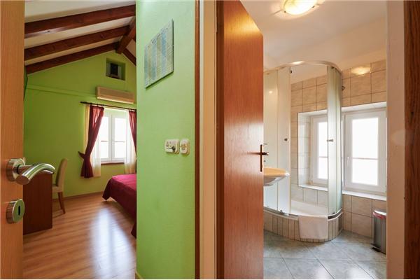 Room S1, for 2 persons