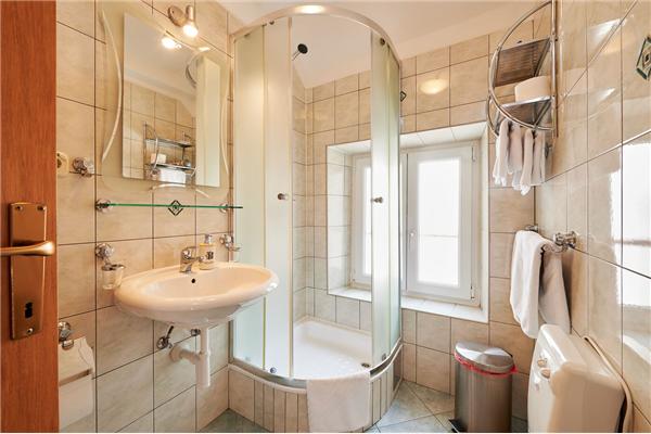 Room S1, for 2 persons