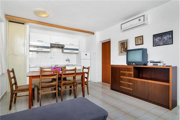 Apartment A7, for 8 persons