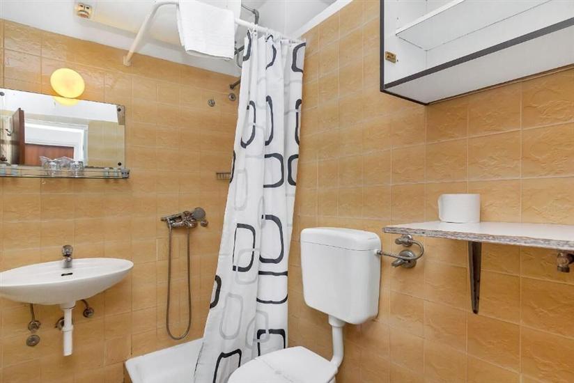 Apartment A7, for 8 persons