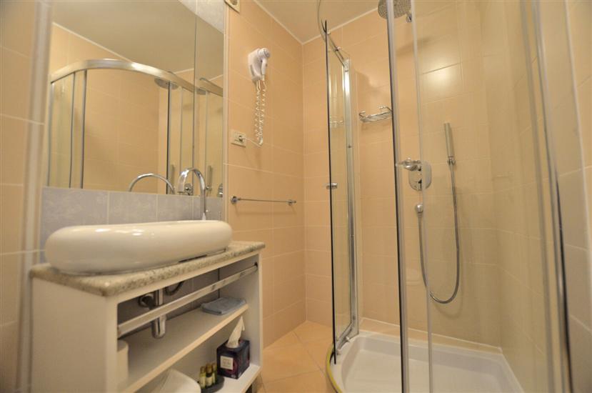 Room S1, for 2 persons