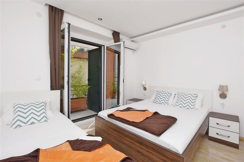 Room S1, for 3 persons