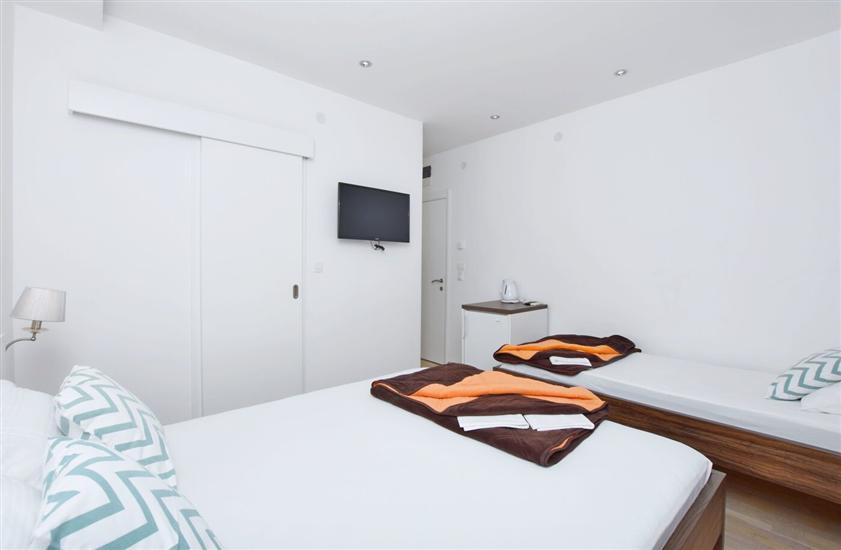 Room S1, for 3 persons