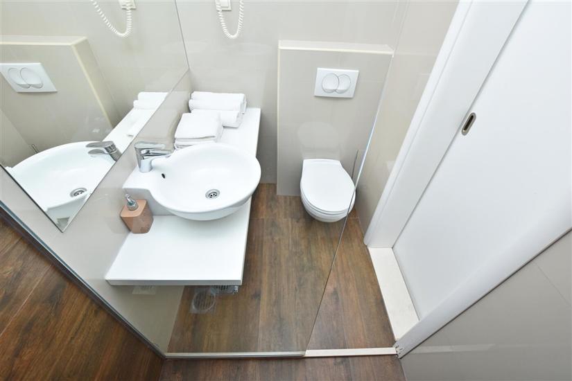 Room S1, for 3 persons