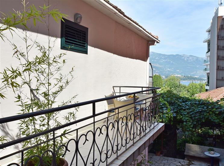 Room S1, for 3 persons