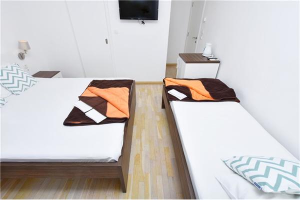 Room S1, for 3 persons