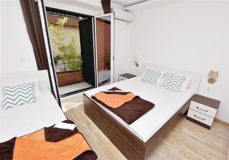 Room S1, for 3 persons